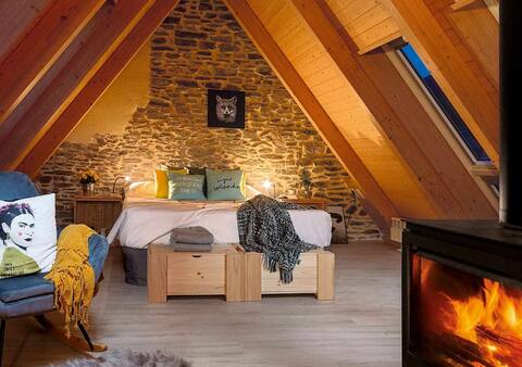 Jacuzzi for two and fireplace. Attic with views