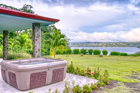 Stunning Lake & Volcano Views,King Suite,Hot Tub!