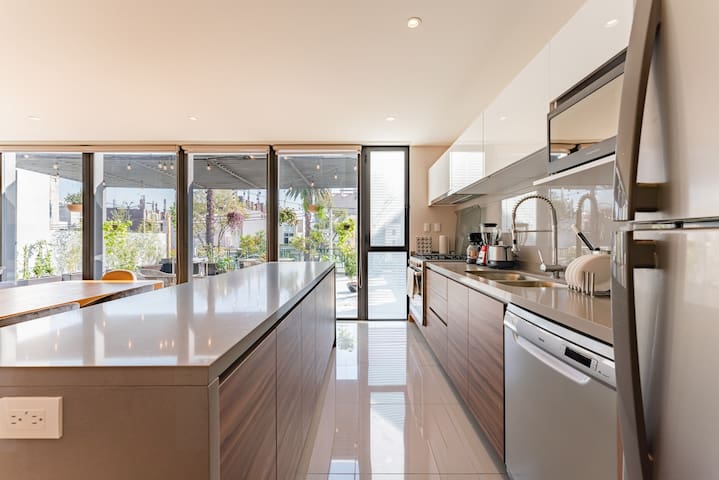 Perfect Stay in Roma Private Terrace BBQ gallery image 4