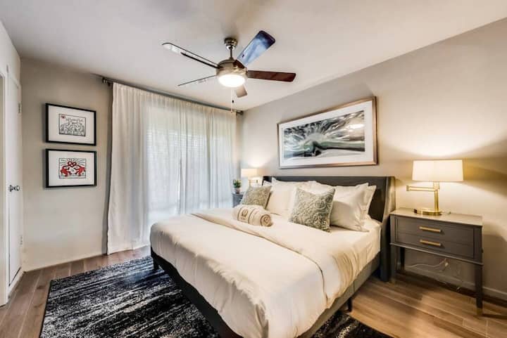 Lala kwa starehe ya hali ya juu kwenye kitanda cha ukubwa wa kifalme, ukiwa umevaa mashuka ya kifahari ya pamba ya Misri na ufurahie urahisi wa kabati lenye nafasi kubwa kwa mahitaji yako yote ya kuhifadhi.