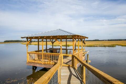 Crabbin Cabin * Spacious, Seasonal Riverside Home