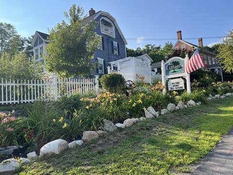 Main House - 3 Story 5 Bed/ 3 Bath - Wolfeboro