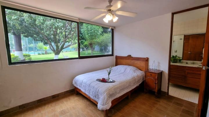 חדר שינה עם מיטה זוגית ללא מיזוג אוויר