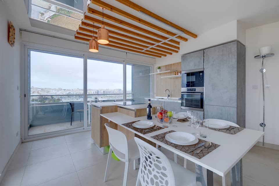 Stunning Apartment in a Central Location with Views — photo 1