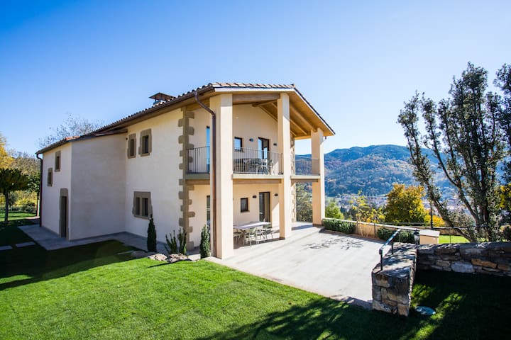 Masia con vistas al Pirineo increibles