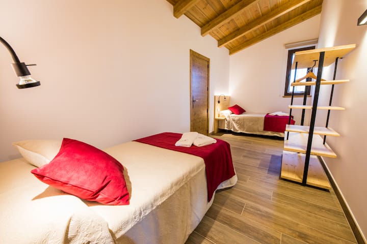 2 единечни кревета од 110 со можност за додавање дополнителен кревет