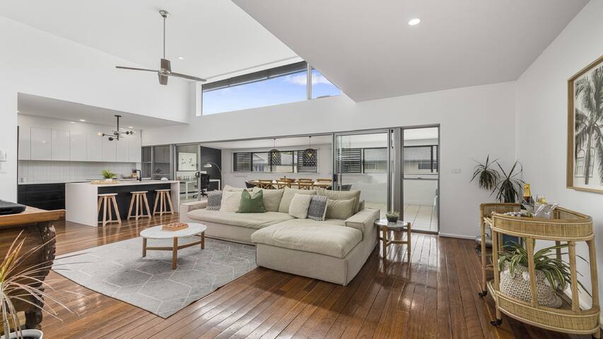 Luxe Jetty Apartment – Walk to Beach & Cafes