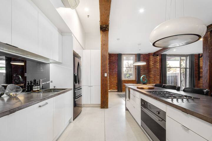 Huge Woolstore Apartment gallery image 3