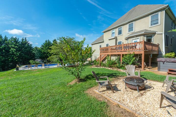 Luxurious Home in Asheville. 8mins to Downtown! gallery image 3