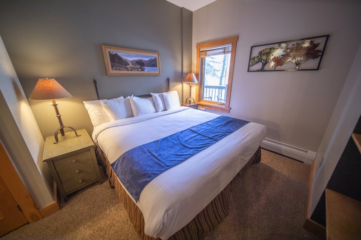 Quarto principal acolhedor com cama king