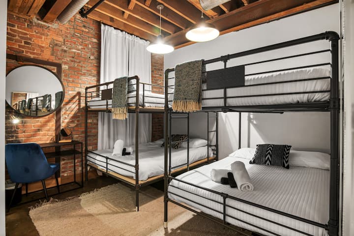 מיטת קווין סייז אחת + מיטת קומתיים מלאה. שולחן להתכונן אליו, בתוספת מראה באורך מלא.