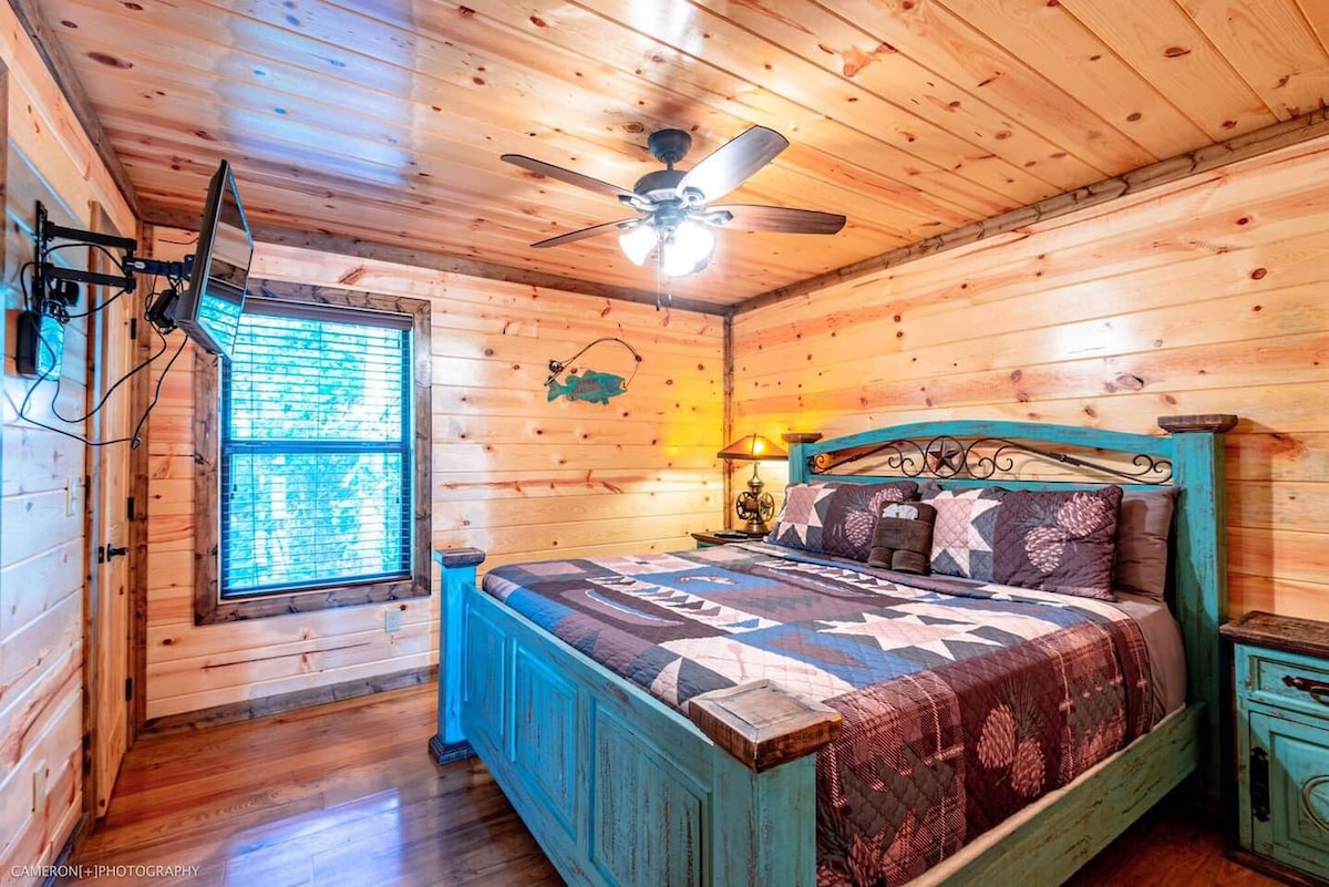 Upper Level - Bedroom 5 with shared jack-and-jill bath, closet and TV