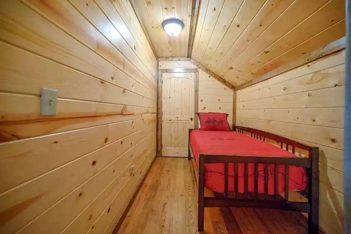 Room 8 Upper Level - Single room with twin size bed for 1