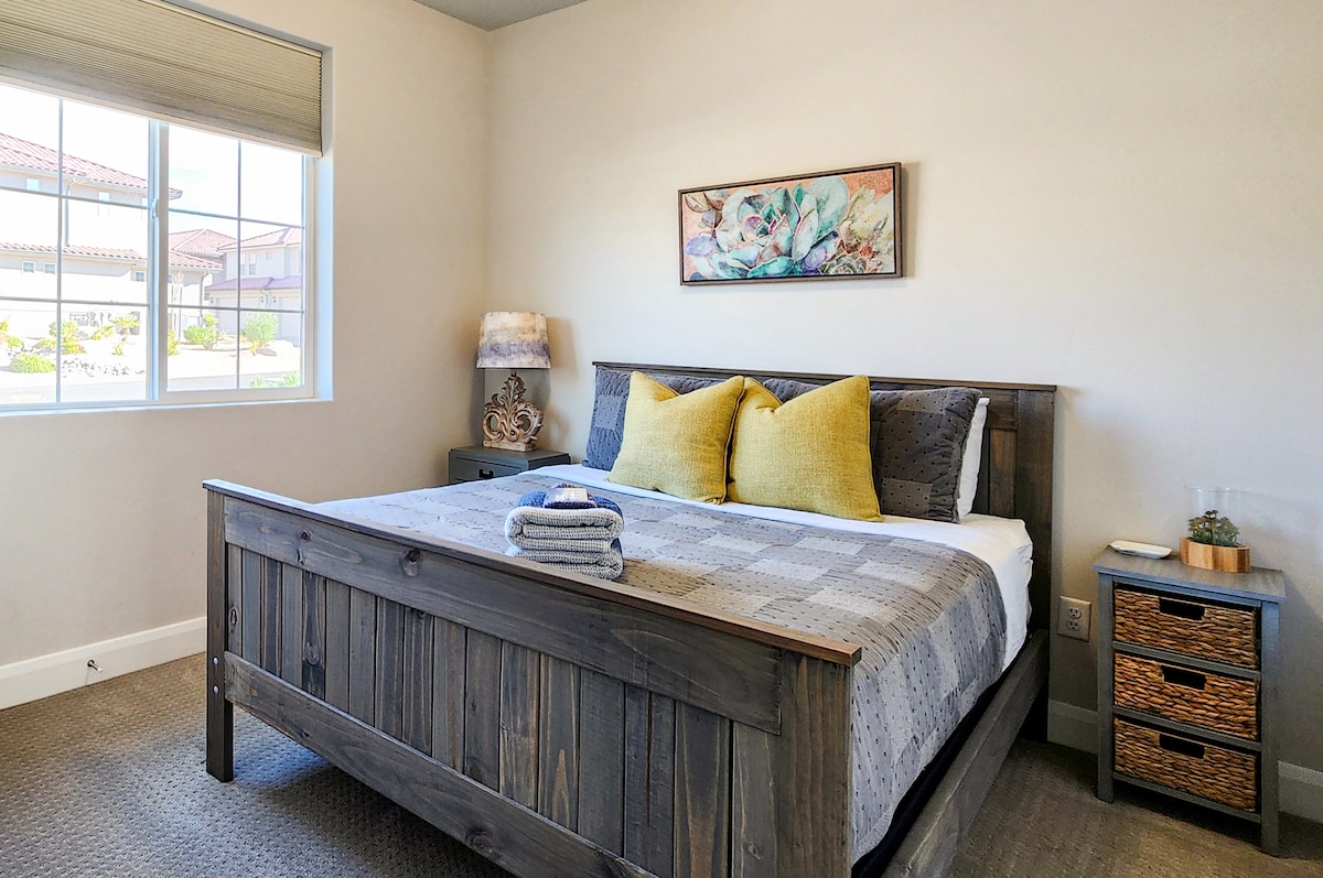 חדר שינה למטה, מיטת קווין סייז, חדר רחצה ג'ק וג'יל.