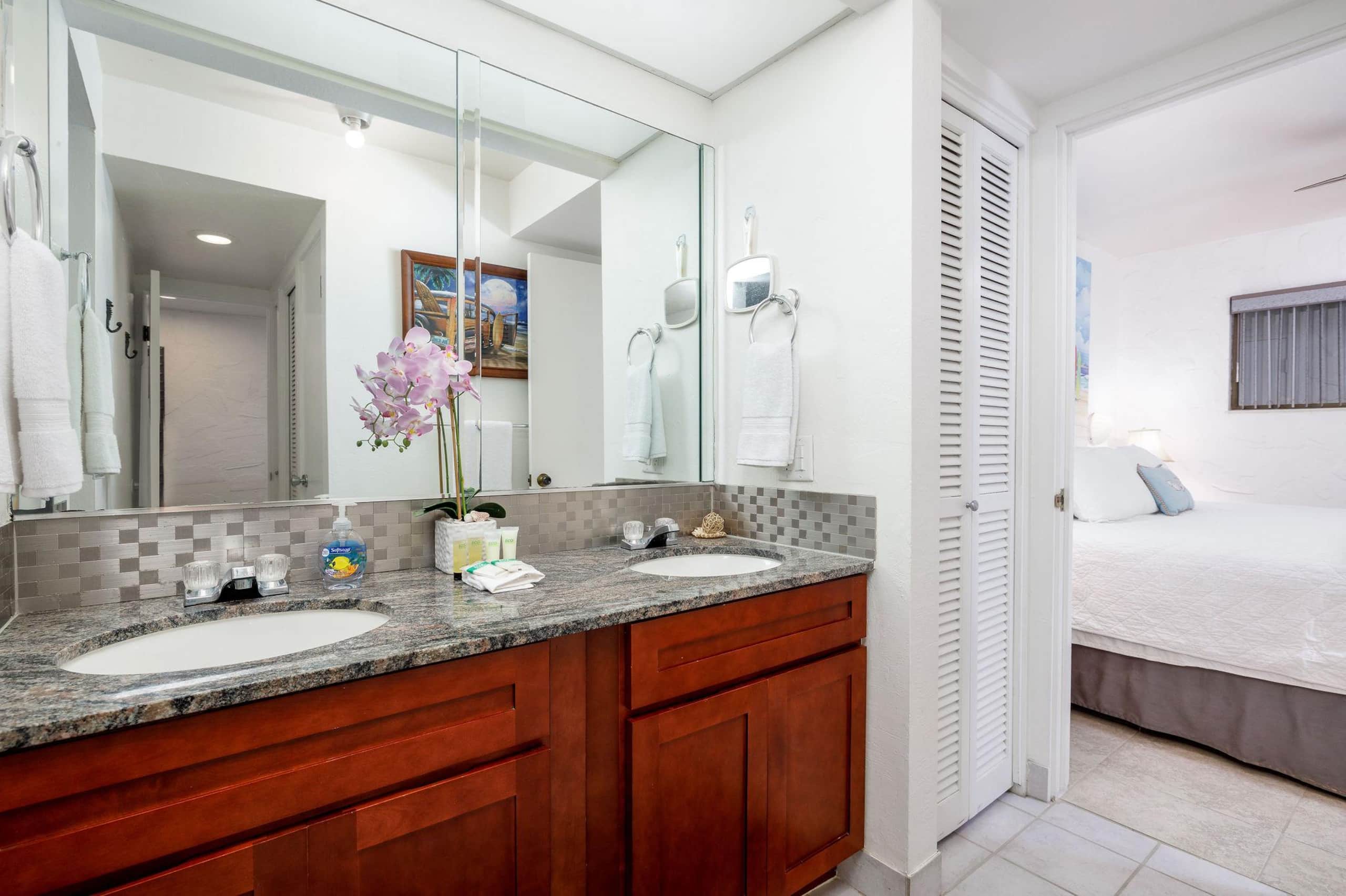 Condo in Kailua-Kona · ★4.78 · 1 bedroom · 2 beds · 1 private bath - Image 15