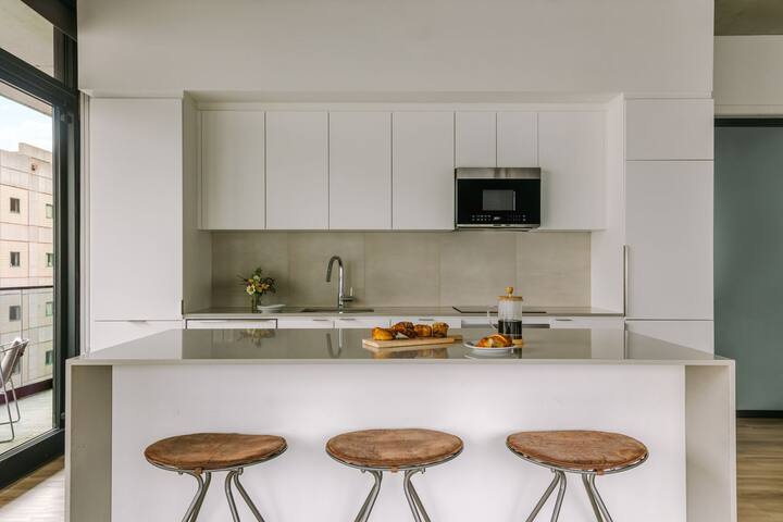 Sonder Maisonneuve | Superior 3BR Apt w/ Balcony gallery image 4