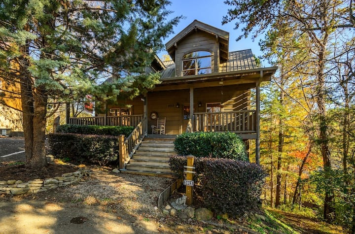 Huge 4bdrm Cabin! Hot Tub-game Room-location! - Pigeon Forge, TN