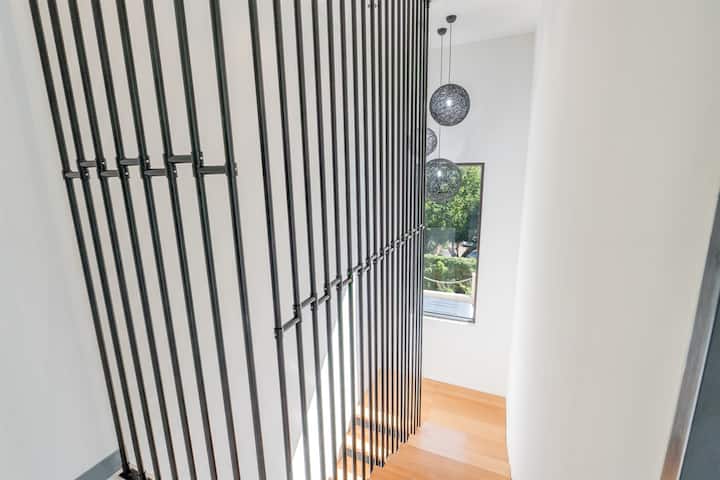 Shkallët që të çojnë nga kati i 2-të nga dhomat e gjumit në ambientin e ndenjjes