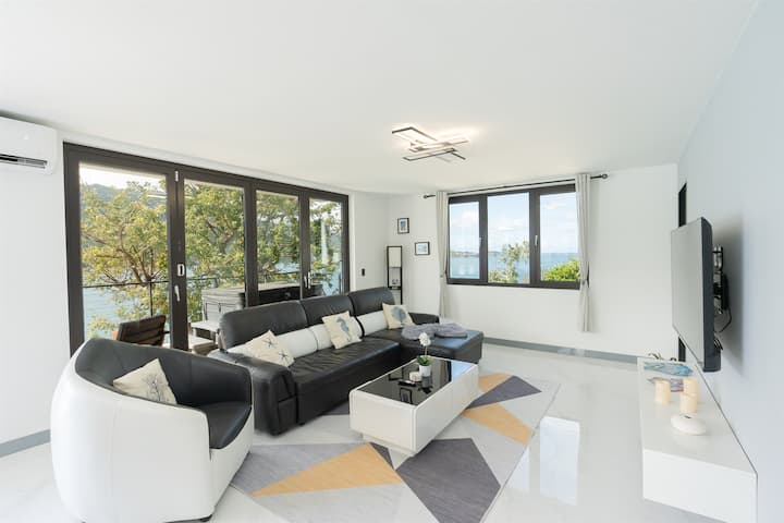 Dhoma e ndenjjes me hapësirë të bollshme përmban divanin e rehatshëm, televizorin inteligjent dhe pamjet e pabesueshme.