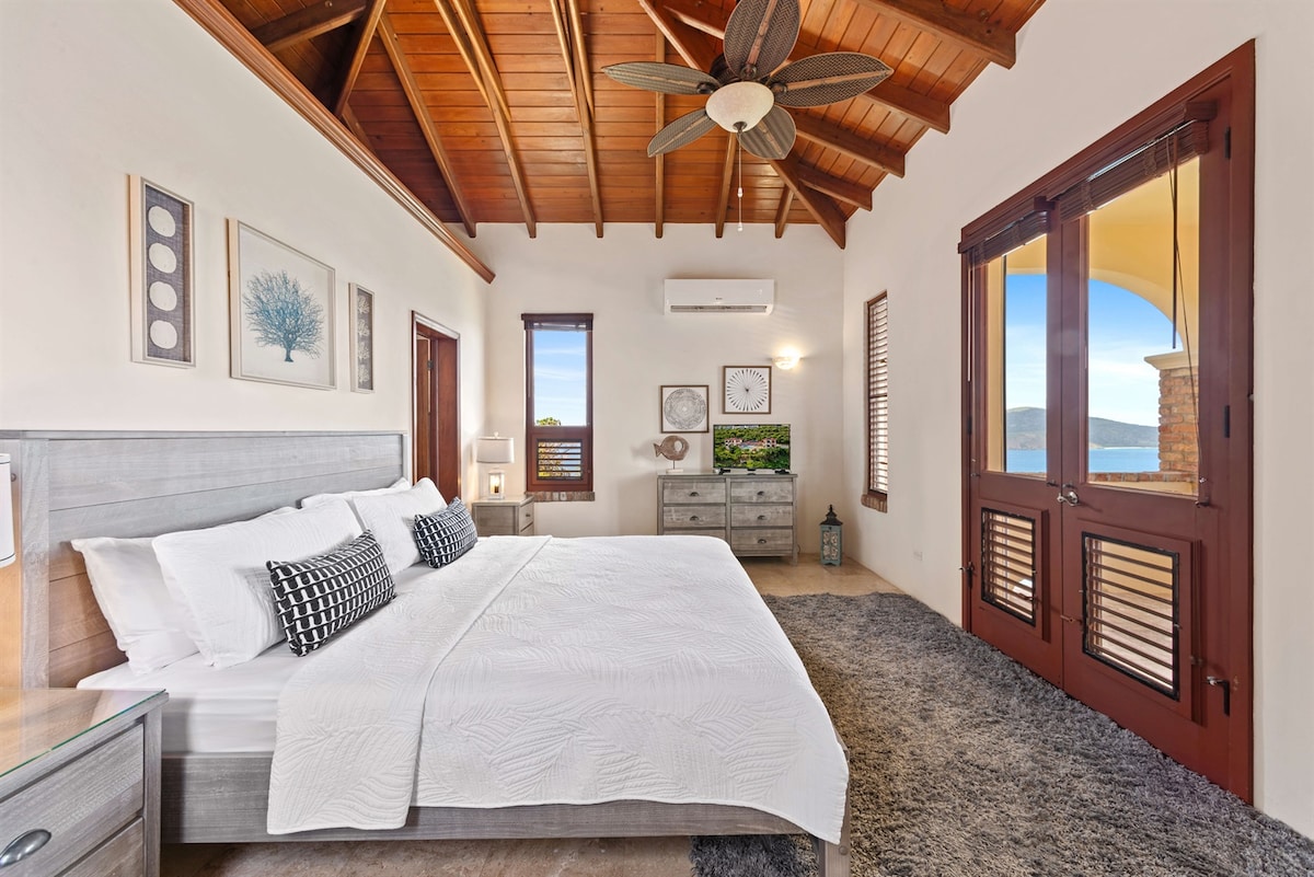 ห้องสวีท 3... เตียงคิงไซส์พร้อมอ่างอาบน้ำในตัวและระเบียงส่วนตัว 