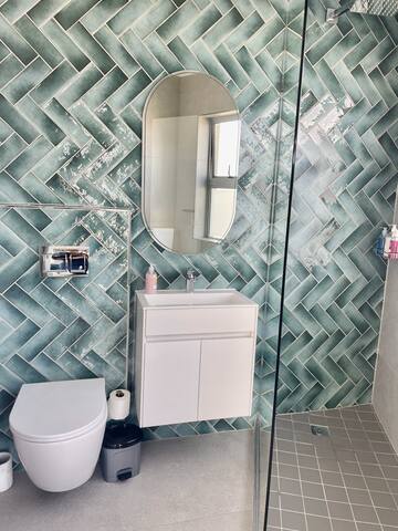 ⭐Beach penthouse-style living,self checkin,king beds⭐ gallery image 3