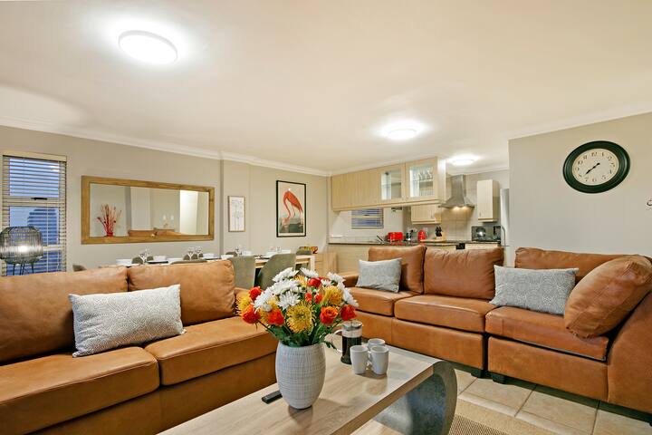 ⭐Beach penthouse-style living,self checkin,king beds⭐ gallery image 4