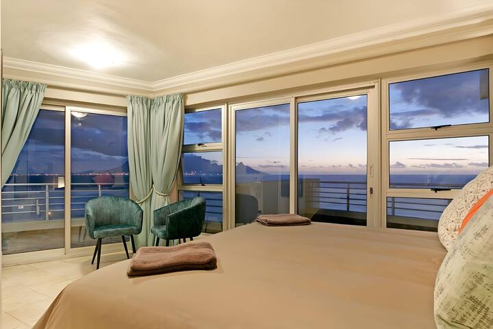 ⭐Beach penthouse-style living,self checkin,king beds⭐ gallery image 2