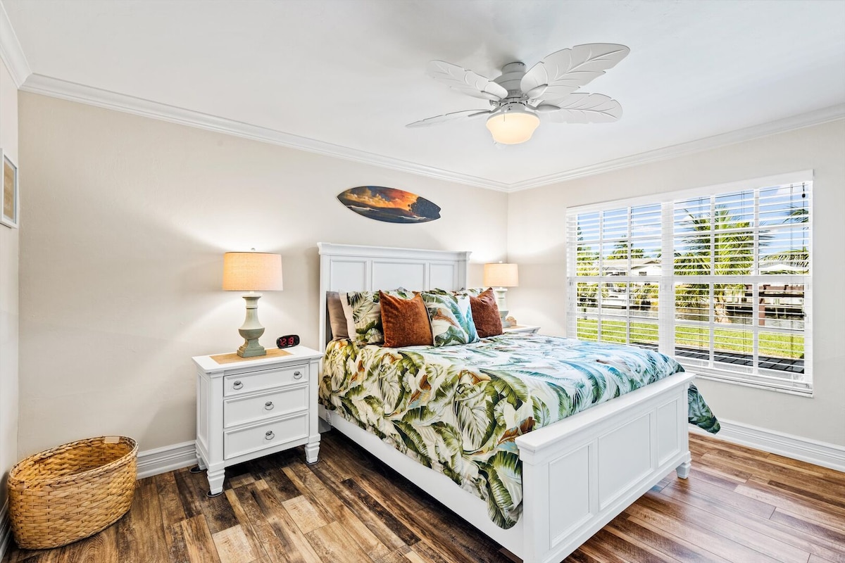 Chumba cha kulala cha wageni kilicho na kitanda cha malkia