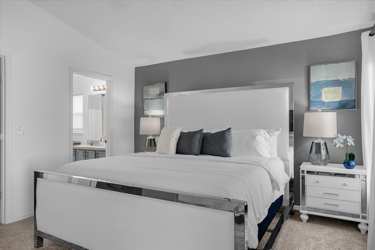 ✨ להתרחק לחדר השינה המלכותי היוקרתי שלכם עם מצעים נקיים, מזרן קטיפה ובידור מודרני בטלוויזיה חכמה