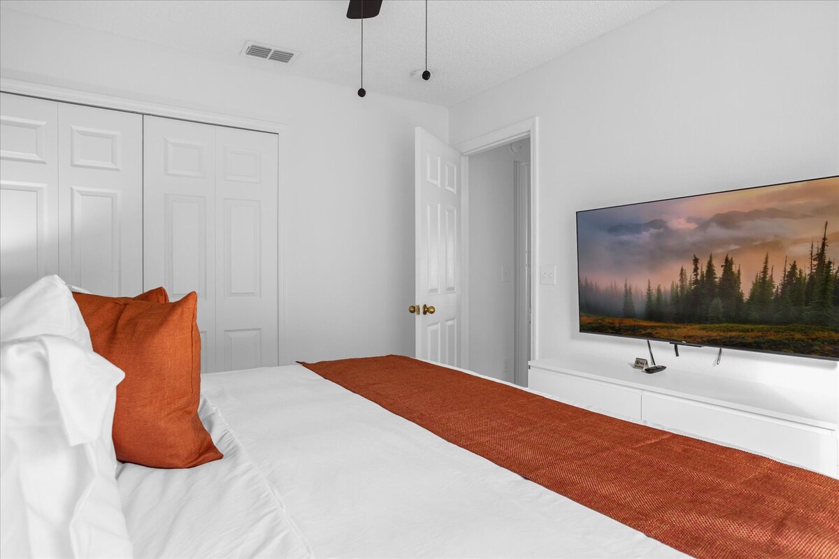 חדר שינה קינג 3 עם טלוויזיה חכמה 50אינץ'