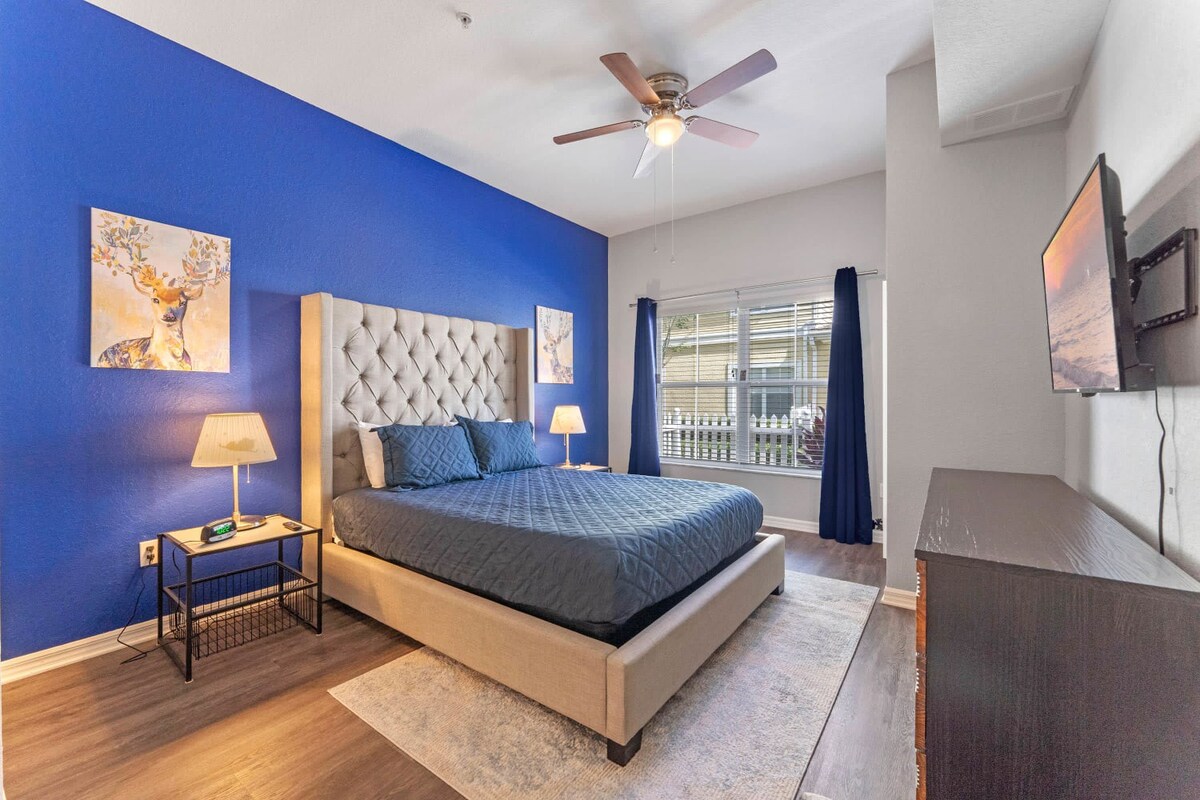 宽敞的加大双人床卧室充斥着大窗户的自然光线，营造出迷人通风的氛围。