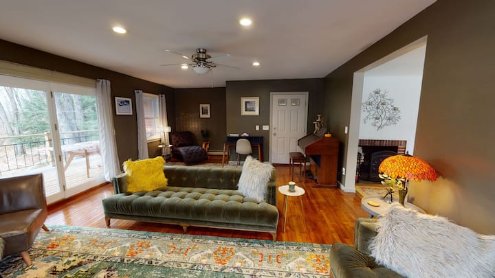 Winter Lore: Hot Tub, Game Room, Pet-friendly! - Rutland, VT