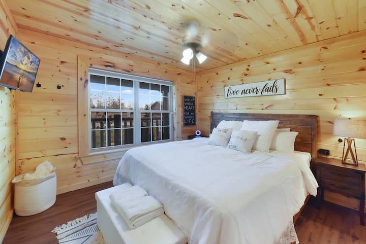 მყუდრო, სოფლური სტილის საძინებელი, რომელშიც არის 183×213 სმ ზომის საწოლი და ბუნებრივი ხისგან დამზადებული კედლები.