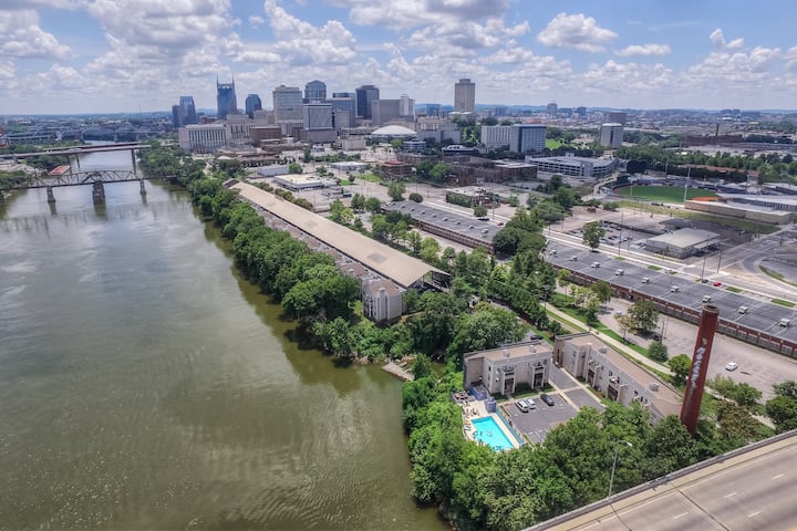 Riverfront Condo Minutes From Broadway - Nashville, TN