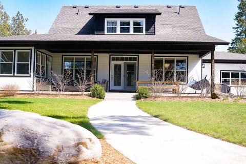 Stunning Modern Family Comfort Cottage Steps Away from Beach