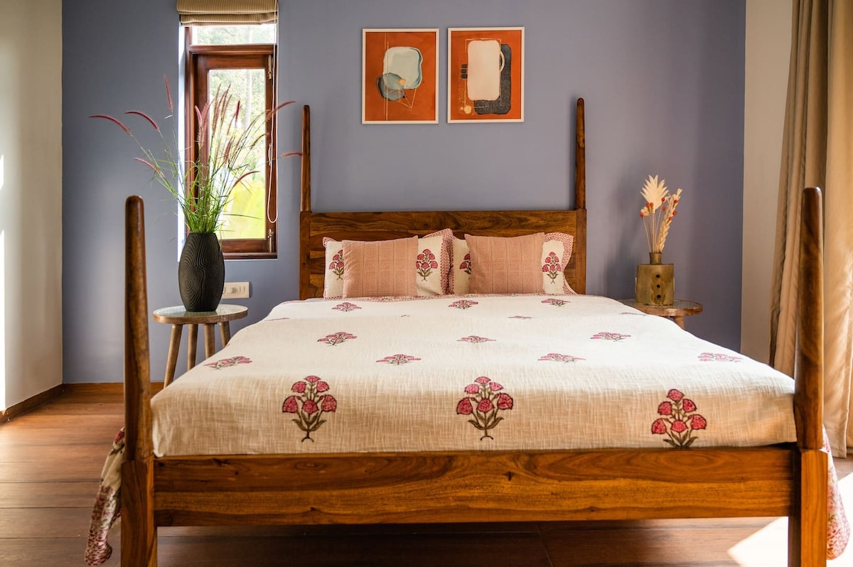 მშვიდი, ლუქს‑კლასის საძინებელი, სადაც პრემიუმ‑კლასის თეთრეული, თბილი ხის იატაკი და პირადი აივანი გელით