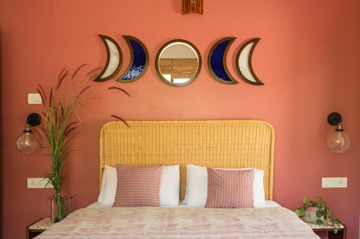 მზით განათებულ საძინებელს აქვს პრემიუმკლასის თეთრეული, თბილი ხის იატაკი და საკუთარი სააბაზანო.