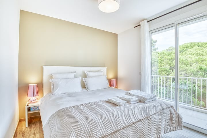 Bedroom 2, King size bed (180x200cm) forest view