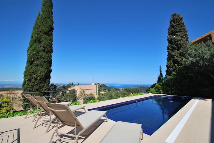 Villa with pool to rent in Begur, center