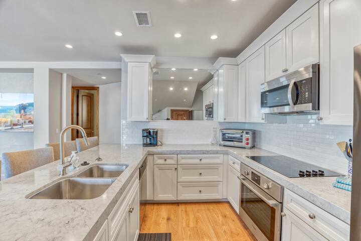 5 Bdr Luxury Villa at Hamilton Cove W/ 6-Seat Cart gallery image 5