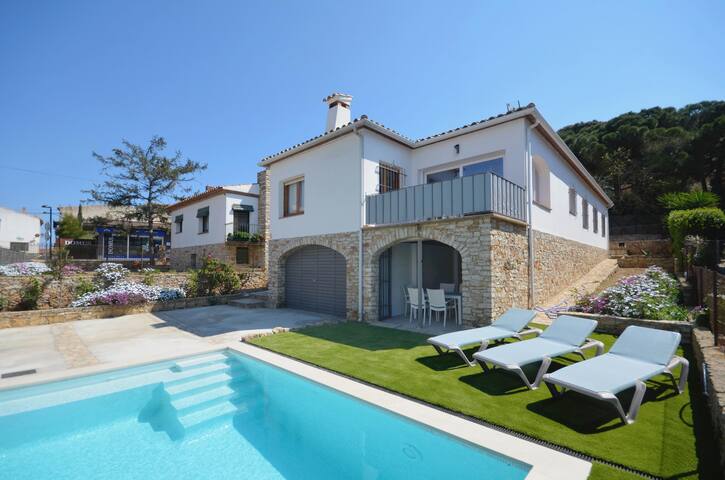 To rent house with private pool in Begur, center gallery image 2