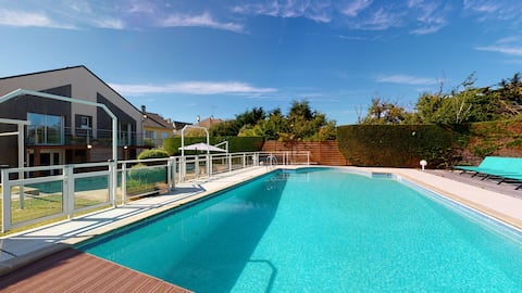 Beautiful contemporary villa of 250㎡, 50 m from th