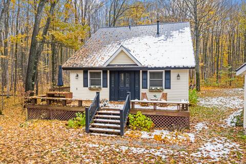 The Cottage Up North - Close to NoMI Summer Fun!
