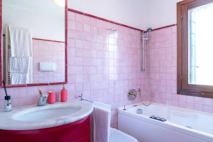 Venetian Skyline from San Polo area gallery image 3