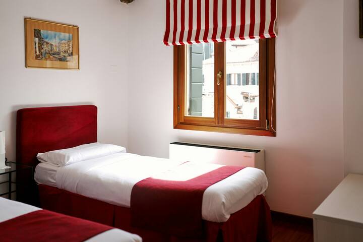 Venetian Skyline from San Polo area gallery image 5