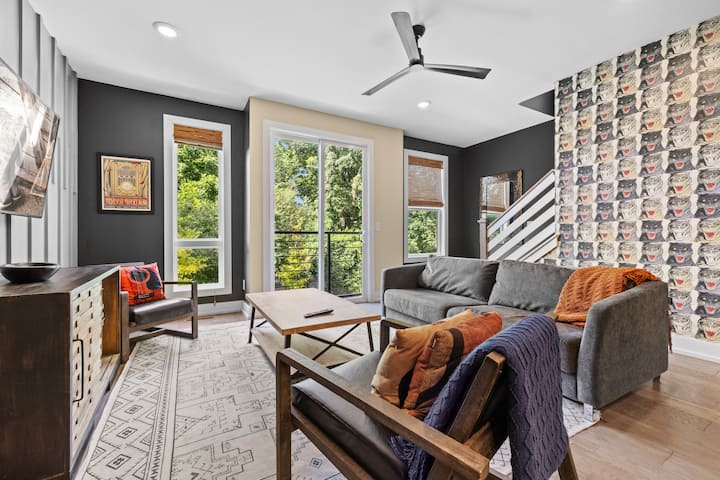 The Tiger Den - Hottub -Rooftop-Gameroom - Townhouses for Rent in