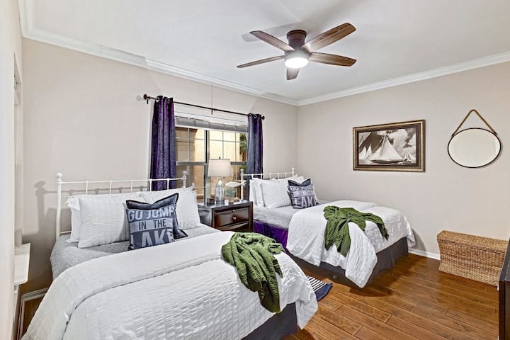 带上全体人员舒适入住——双床客房，非常适合家庭和团体入住，位于拉戈维斯塔（Lago Vista）的特拉维斯湖（Lake Travis）上的岛屿。