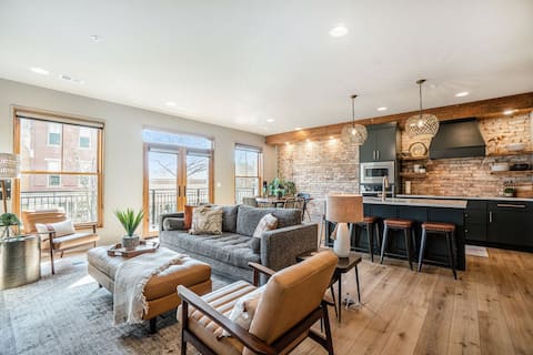 Evelyn 201: 2-Story Condo with Terrace