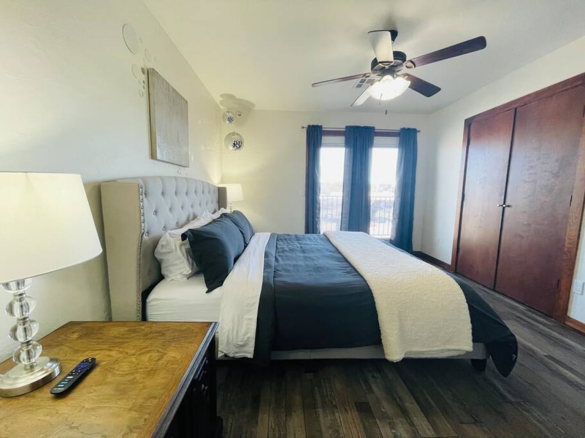 اشعر وكأنك في الملوك في بدلة الملك! تحتوي بدلة الملك على مرتبة إسفنجية مريحة من كاليفورنيا كينج وشرفة حيث يمكنك الجلوس والاستمتاع بغروب الشمس الجميل في أوكلاهوما.