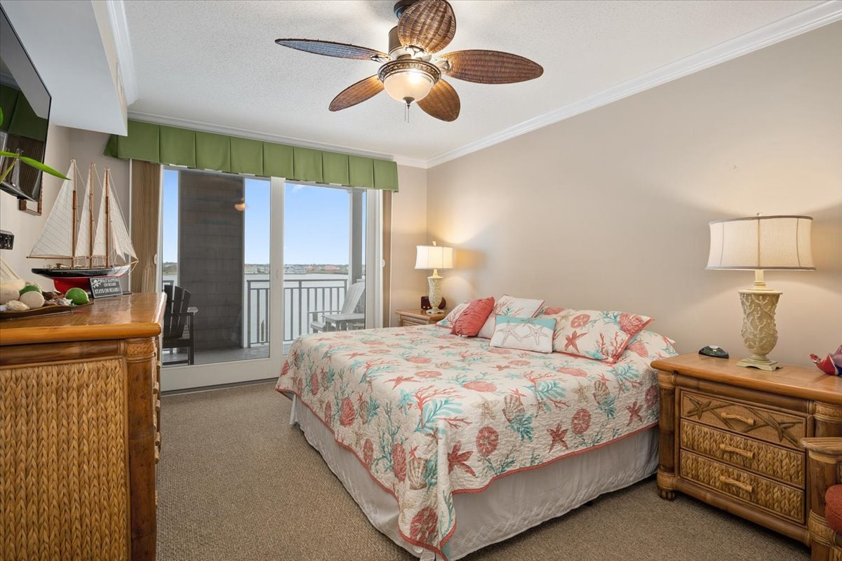 宽敞的1号卧室，配备加大双人床、阳台和宽敞的套内卫生间！